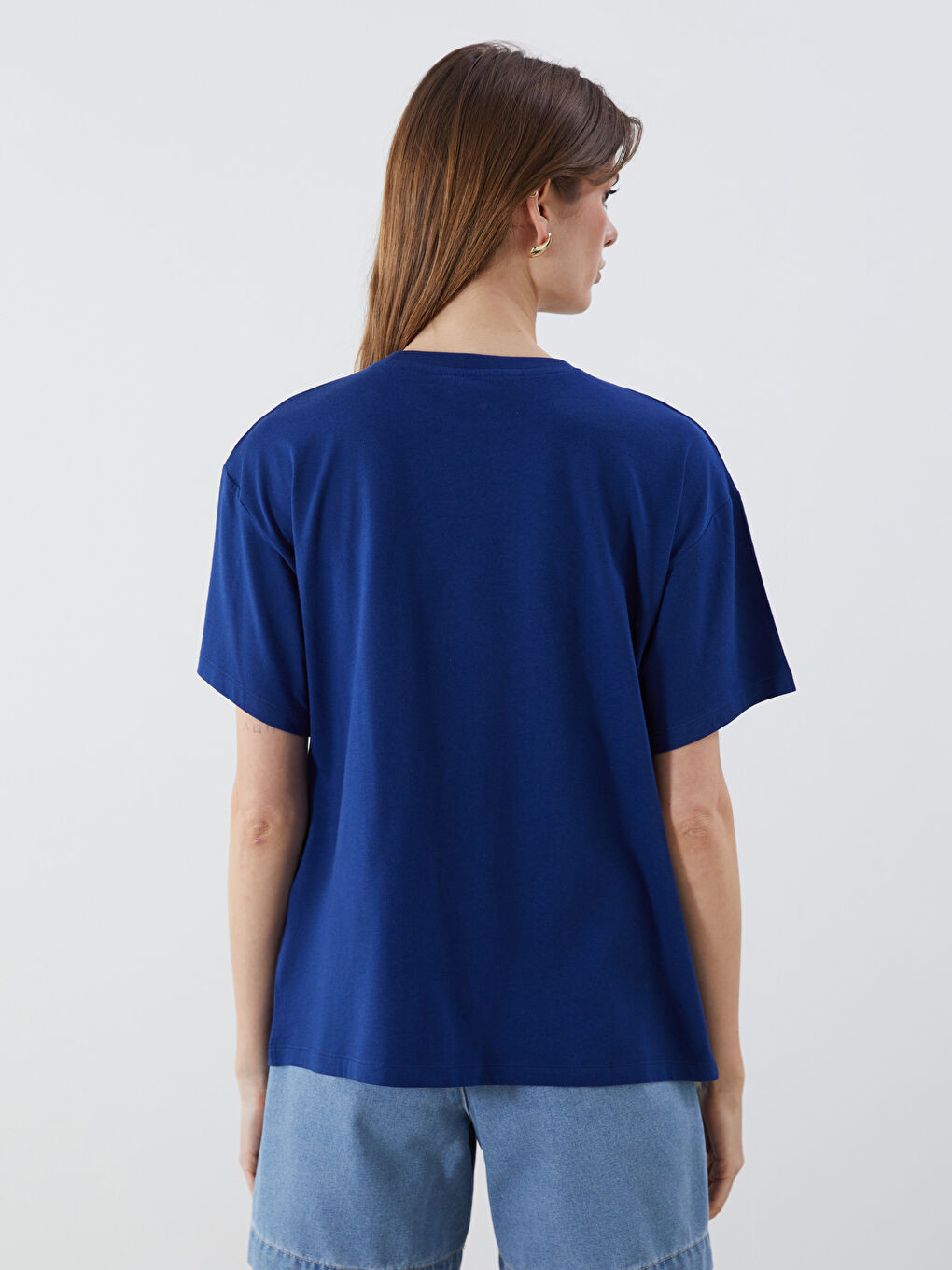 تي شيرت للسيدات بياقة دائرية مطبوع ديزي داك مرخص-3