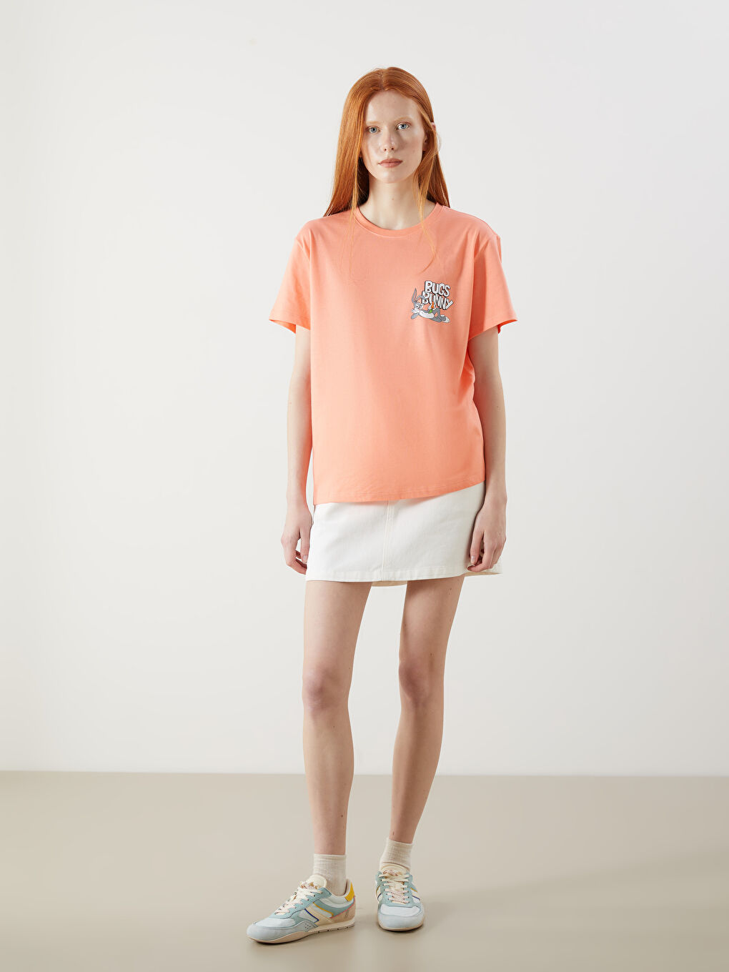 تي شيرت أوفراسايز مطبوع للسيدات بياقة دائرية بطبعة باغز باني المرخصة-1