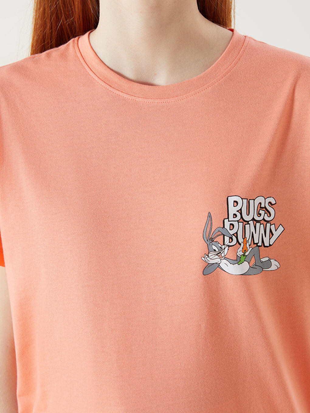 تي شيرت أوفراسايز مطبوع للسيدات بياقة دائرية بطبعة باغز باني المرخصة-2