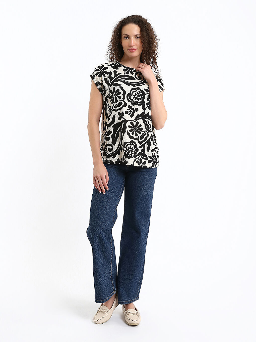 تيشيرت نسائي بياقة دائرية منقوشة-1