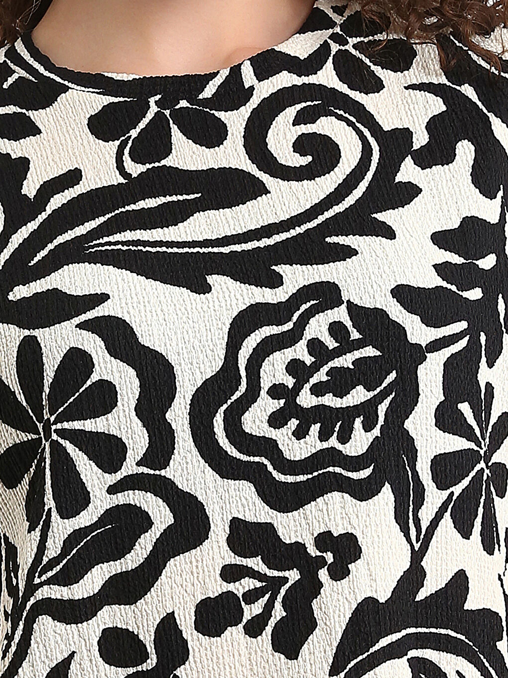 تيشيرت نسائي بياقة دائرية منقوشة-2