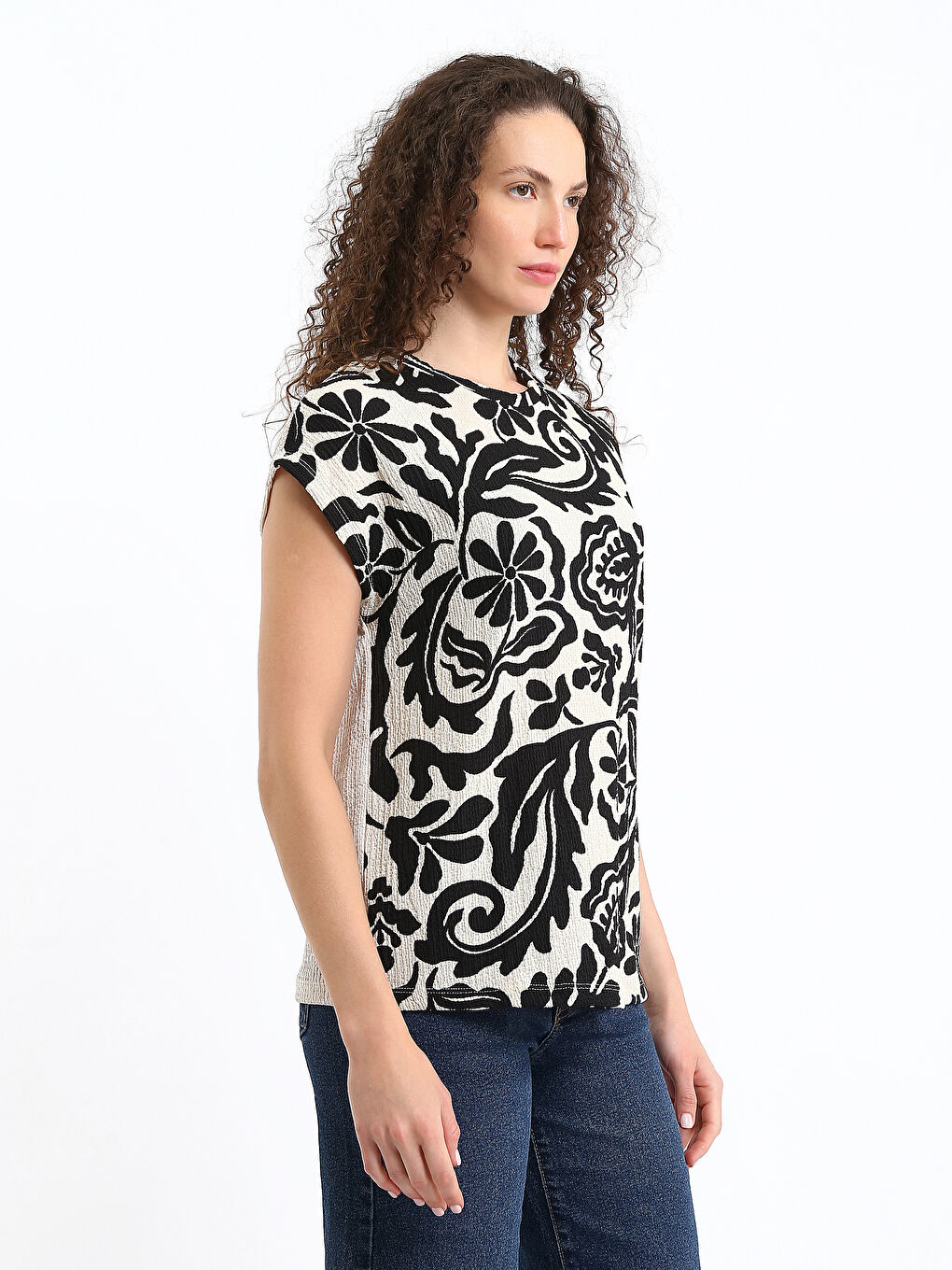 تيشيرت نسائي بياقة دائرية منقوشة-3