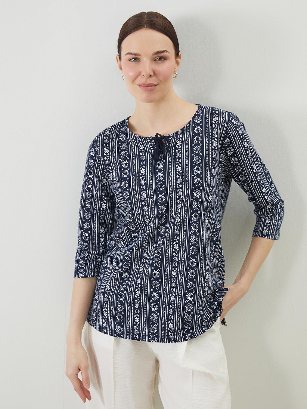 Lacivert Bağlamalı Yaka Desenli Kadın Bluz