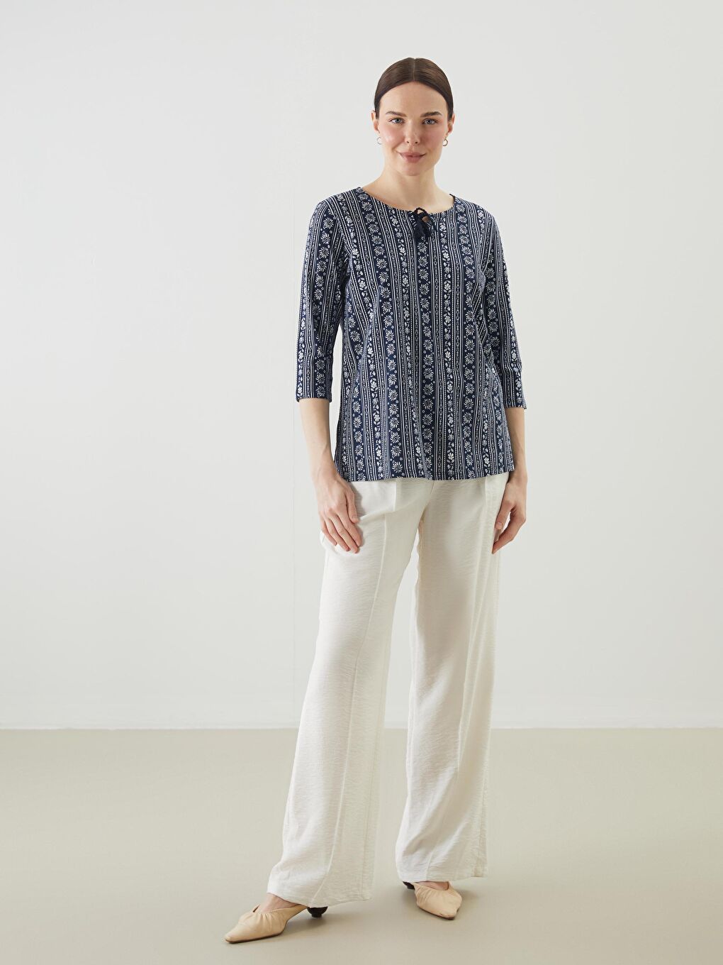 Lacivert Bağlamalı Yaka Desenli Kadın Bluz-1