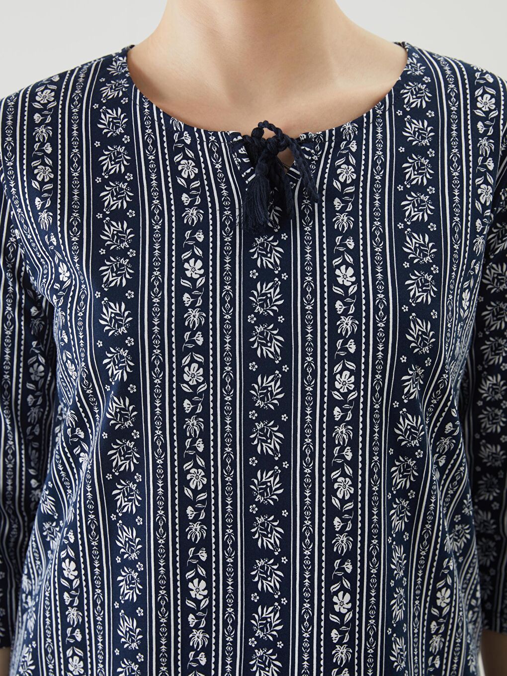 Lacivert Bağlamalı Yaka Desenli Kadın Bluz-2