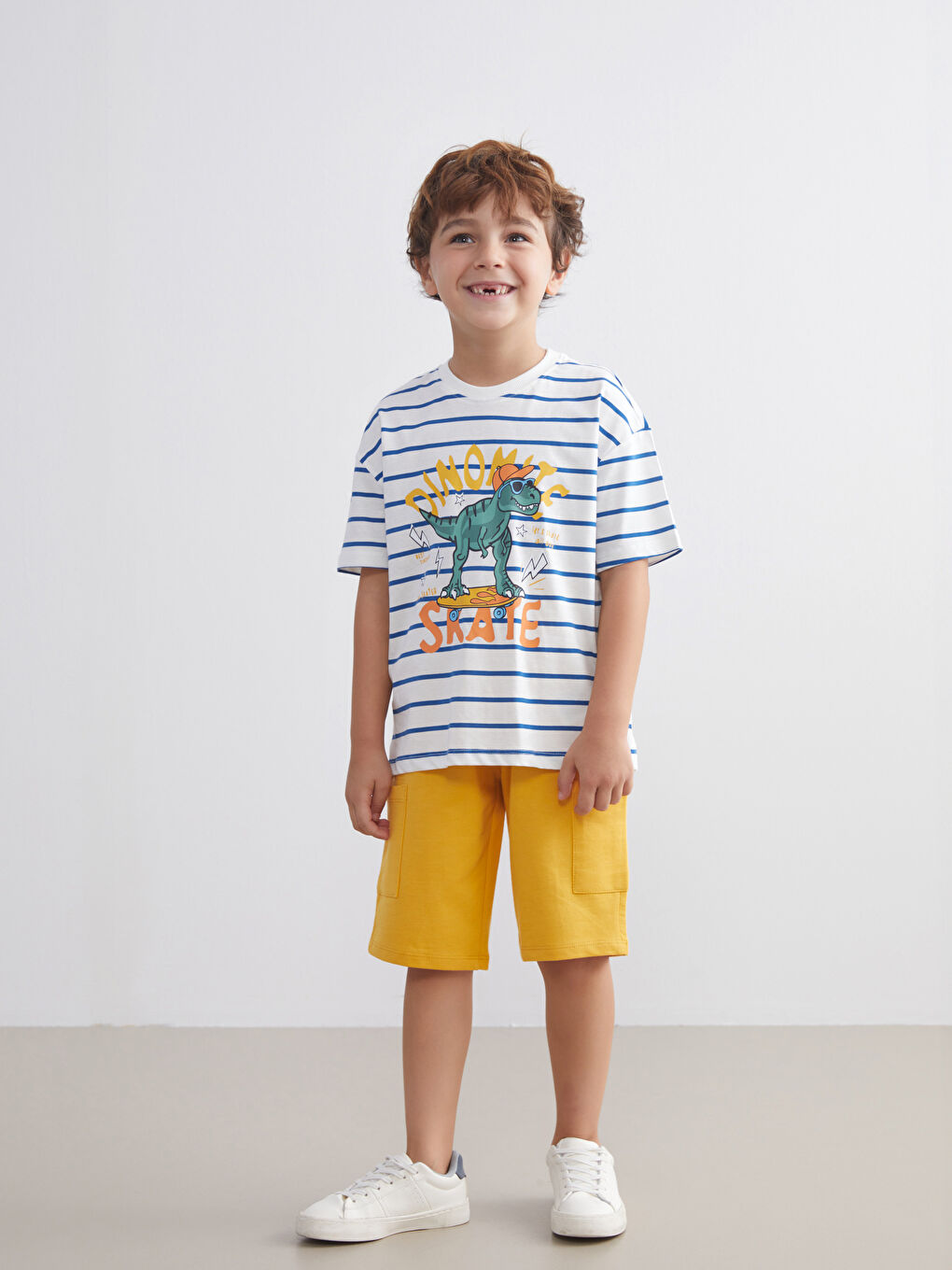 تيشيرت بياقة دائرية وشورت للأولاد - طقم من قطعتين-1