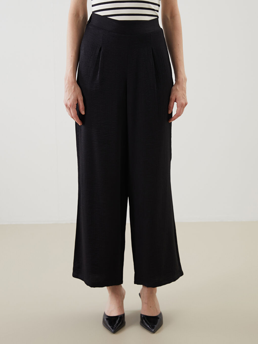 Siyah Beli Lastikli Dokulu Kadın Pantolon-1