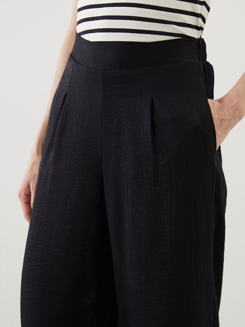 Siyah Beli Lastikli Dokulu Kadın Pantolon-2