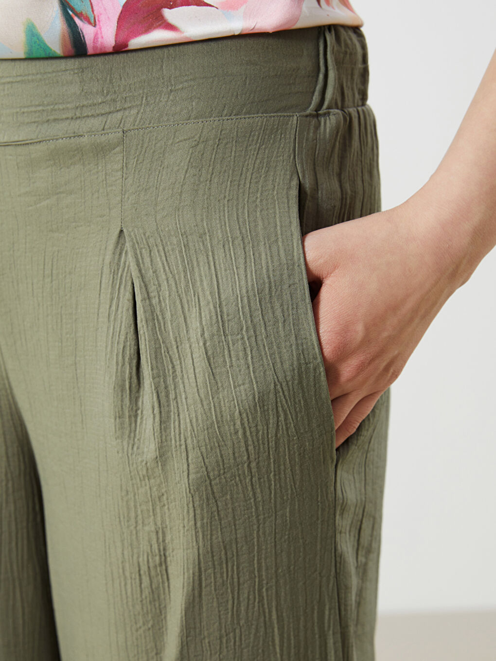 Haki Beli Lastikli Dokulu Kadın Pantolon-2