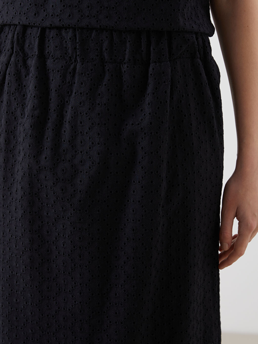 Elastic Waist Hole-Knitted A-Line Broderie Skirt-2