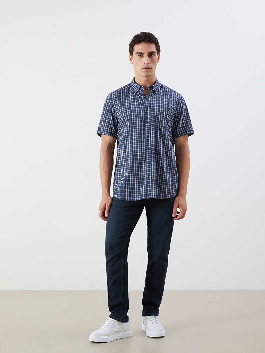 قميص بوبلين كاروهات كم قصير بقصة عادية للرجال-1