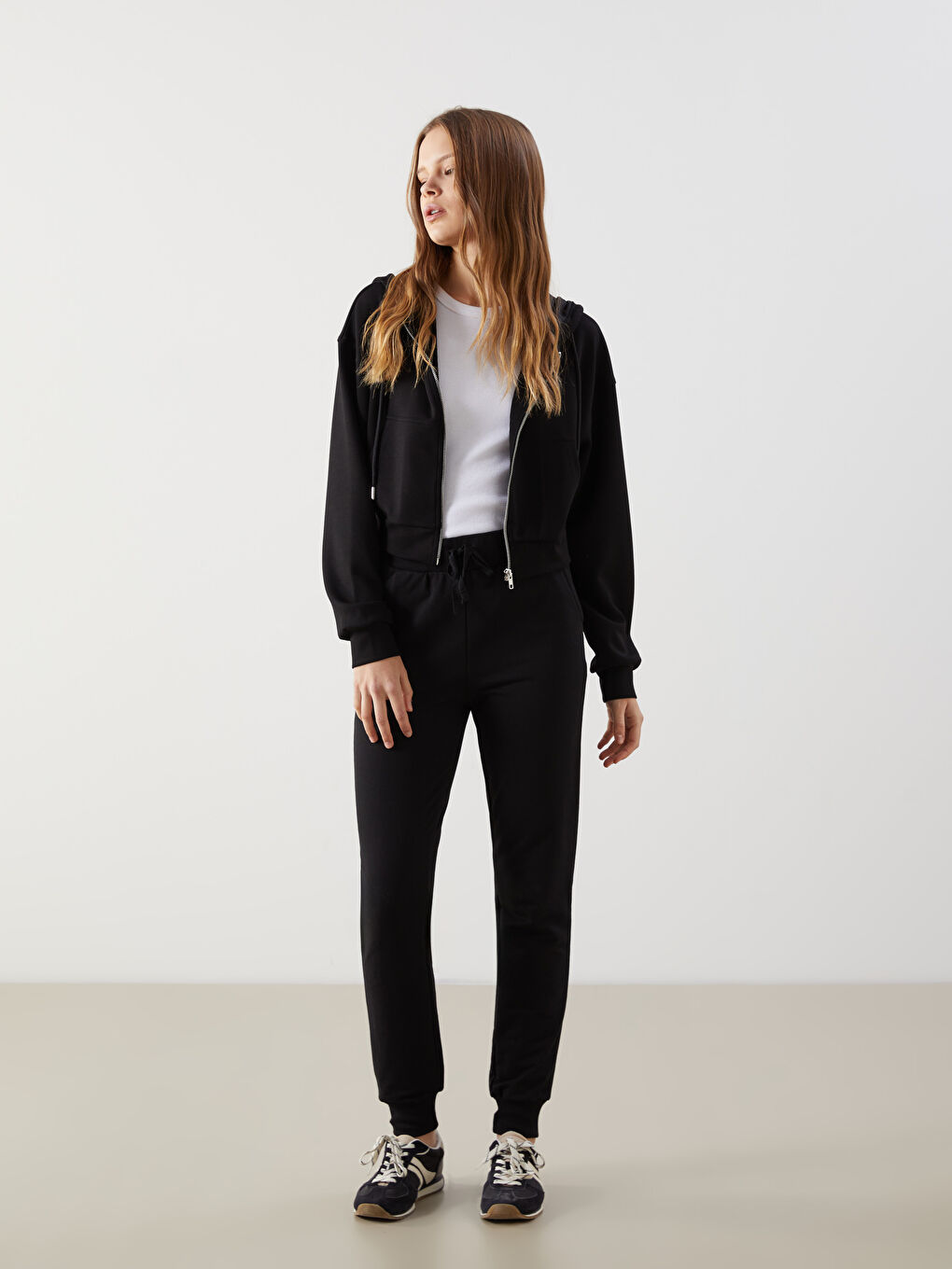 Siyah Kapüşonlu Kadın Fermuarlı Sweatshirt-1