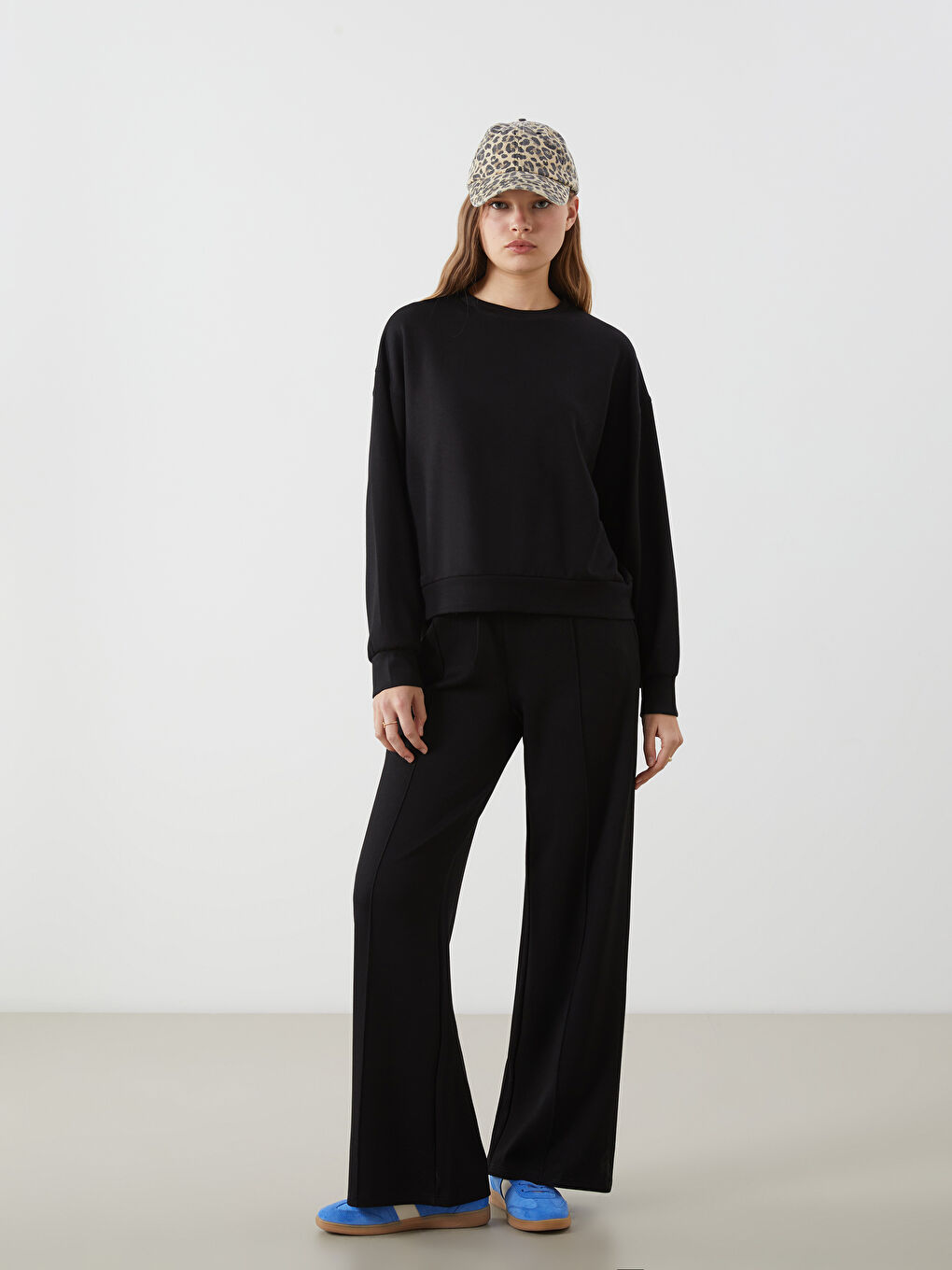 Siyah Bisiklet Yaka Oversize Kadın Sweatshirt-1