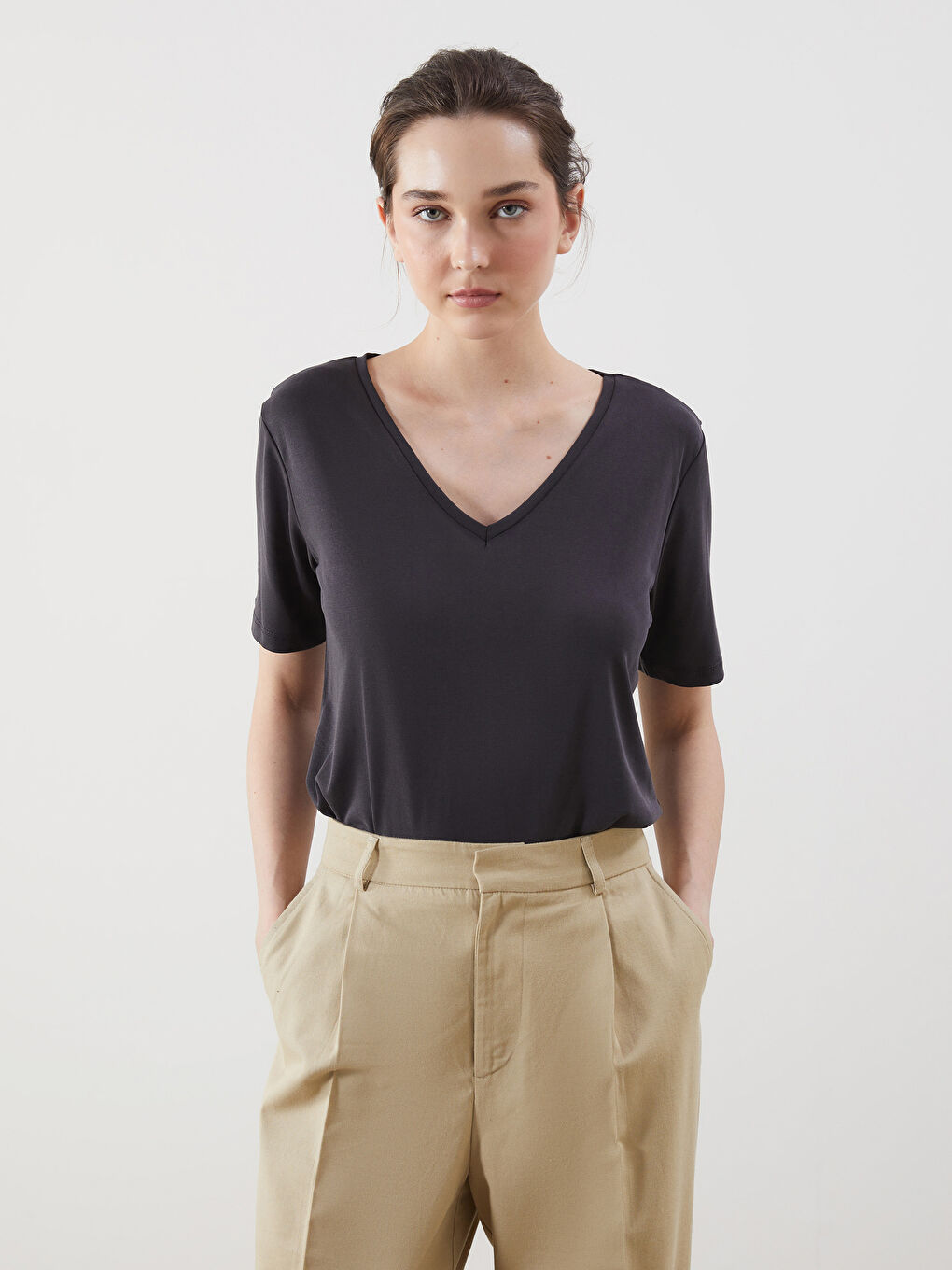 Siyah V Yaka Kadın Tişört-1