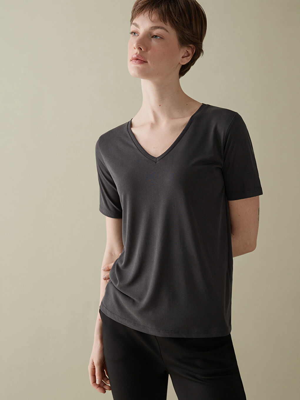 Siyah V Yaka Kadın Tişört