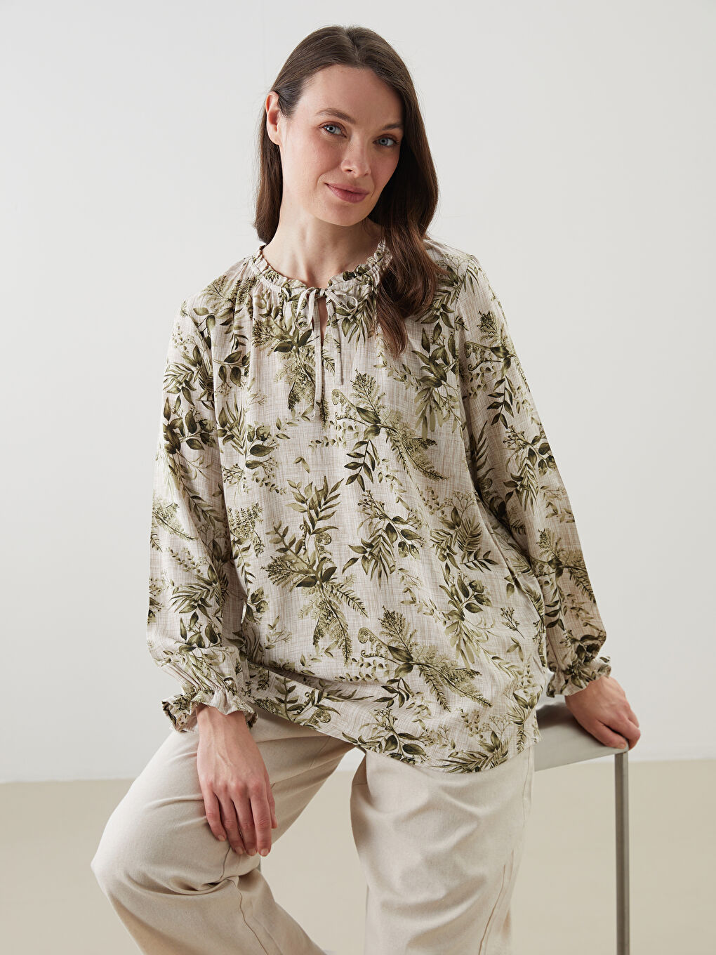 Ekru Bağlamalı Yaka Çiçekli Kadın Bluz