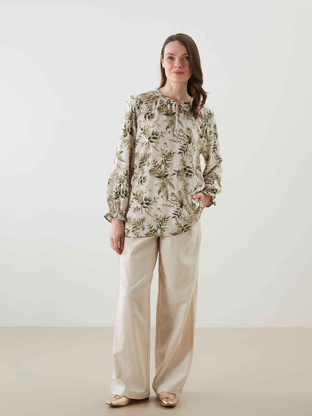 Ekru Bağlamalı Yaka Çiçekli Kadın Bluz-1