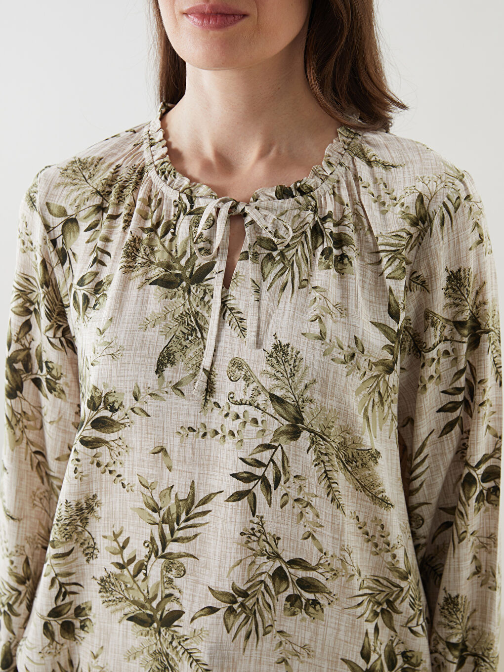 Ekru Bağlamalı Yaka Çiçekli Kadın Bluz-2