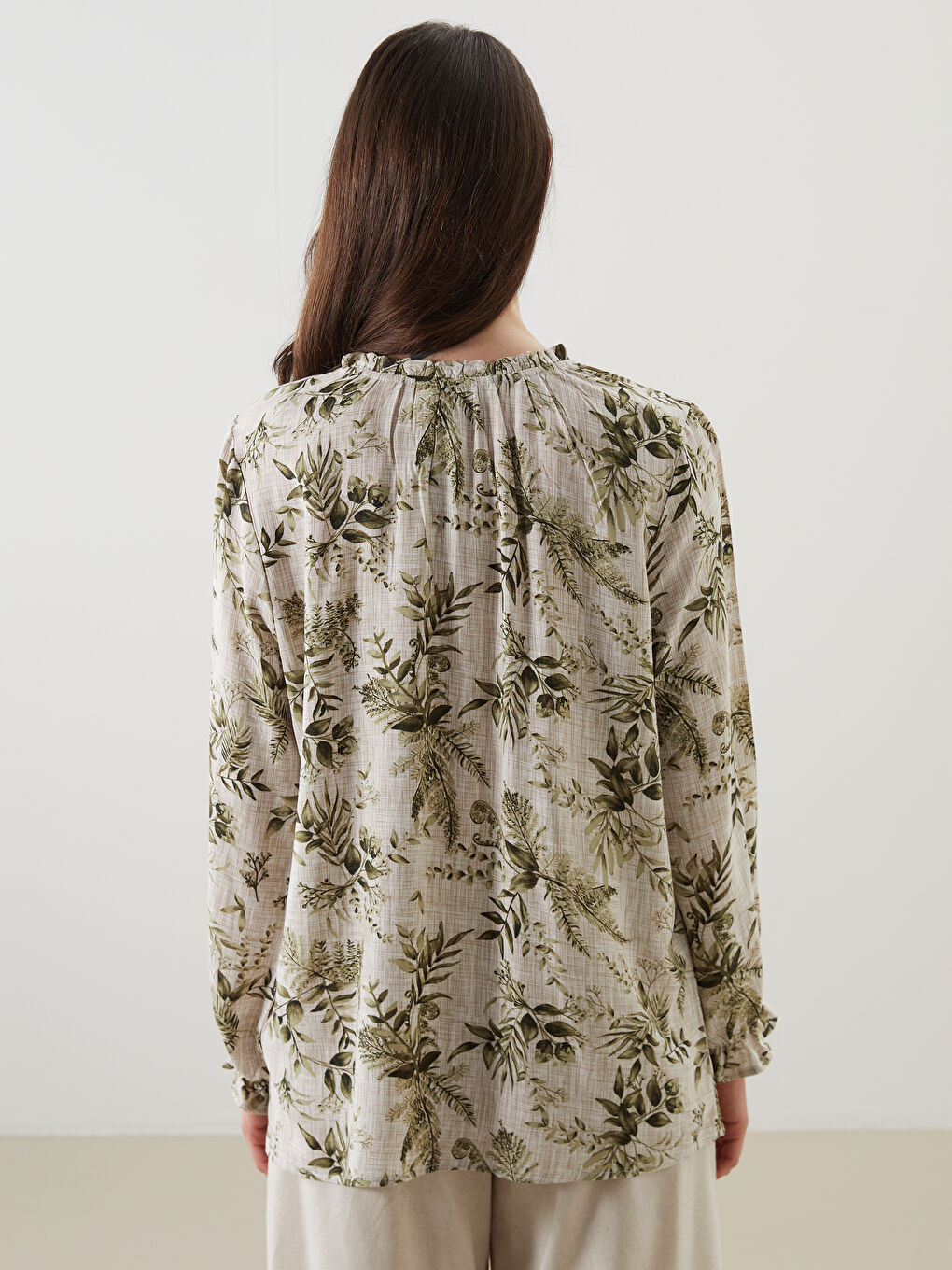 Ekru Bağlamalı Yaka Çiçekli Kadın Bluz-3