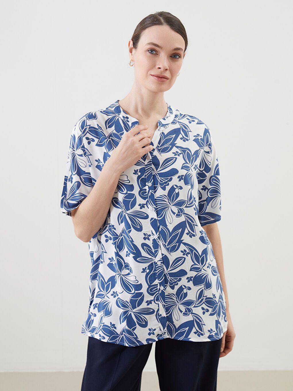 Lacivert Kaçık Yaka Çiçekli Kadın Gömlek