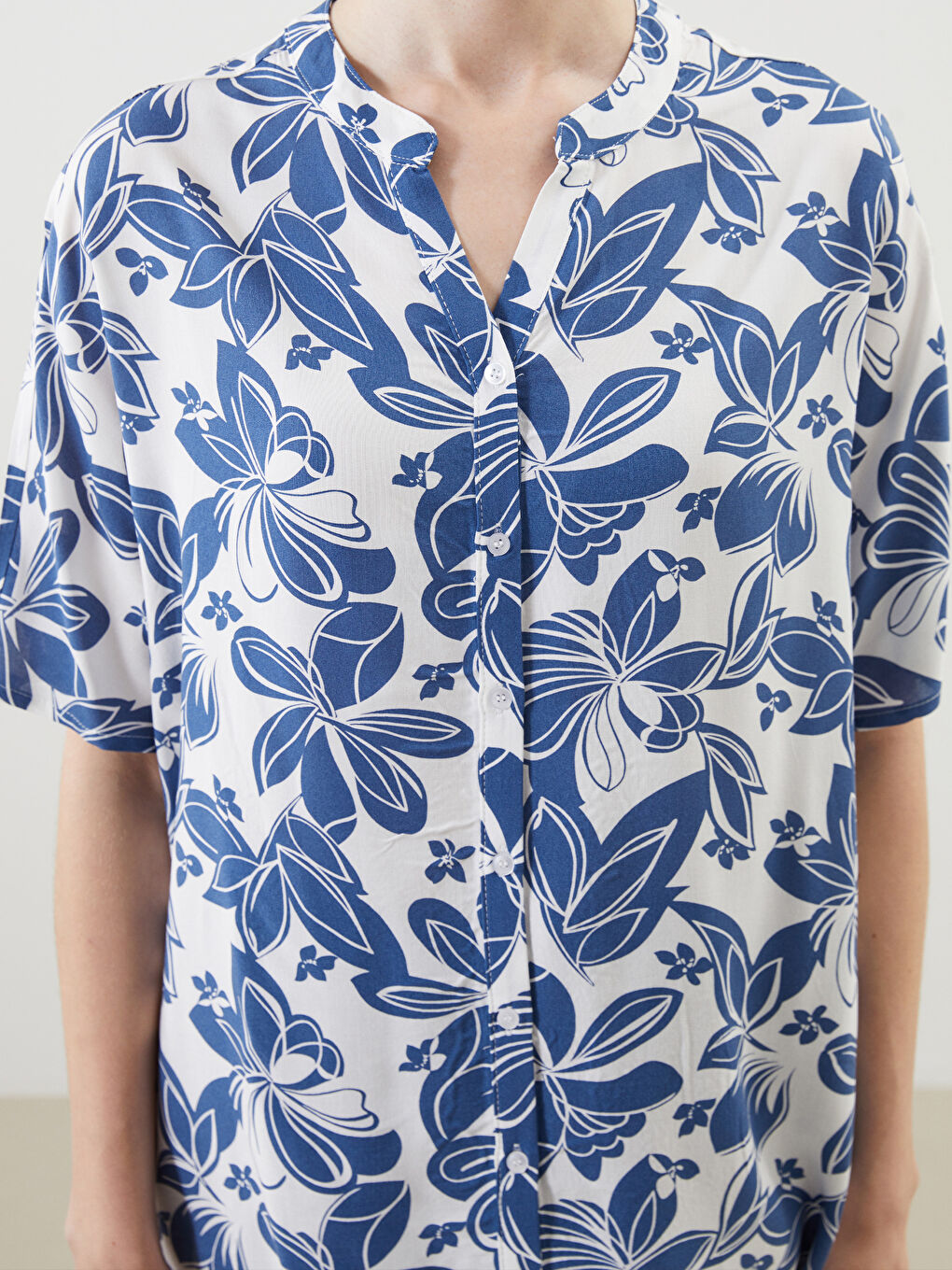 Lacivert Kaçık Yaka Çiçekli Kadın Gömlek-2