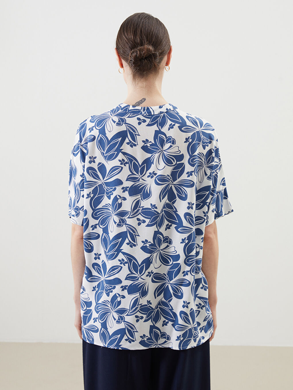 Lacivert Kaçık Yaka Çiçekli Kadın Gömlek-3