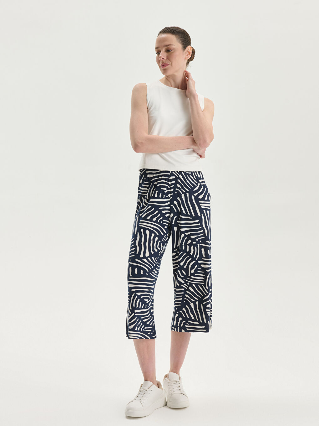 Patterned Women's Capri with Elastic Waist -S5L298Z8-LSJ