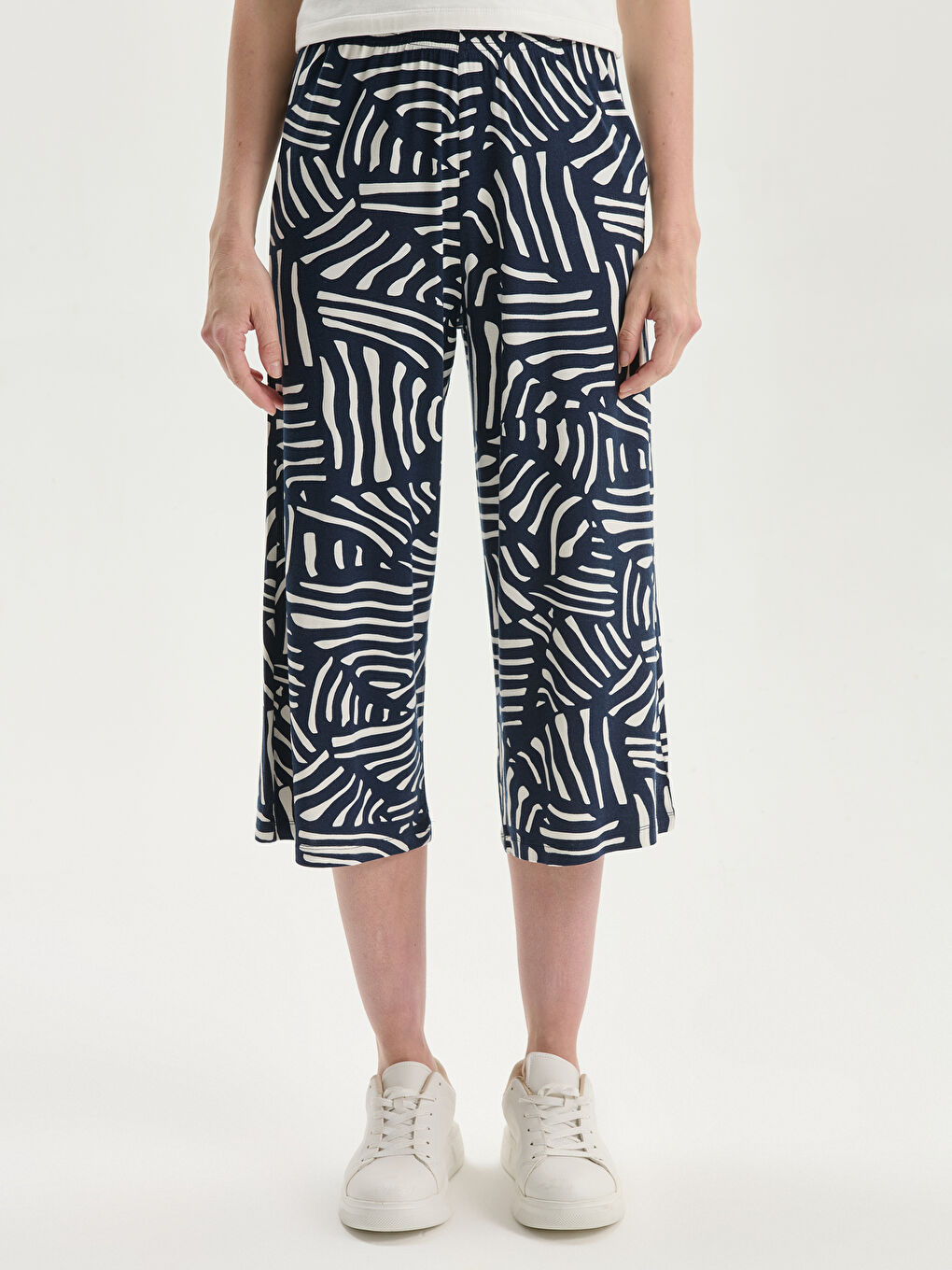 Patterned Women's Capri with Elastic Waist -S5L298Z8-LSJ