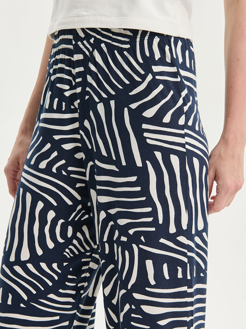 Patterned Women's Capri with Elastic Waist -S5L298Z8-LSJ