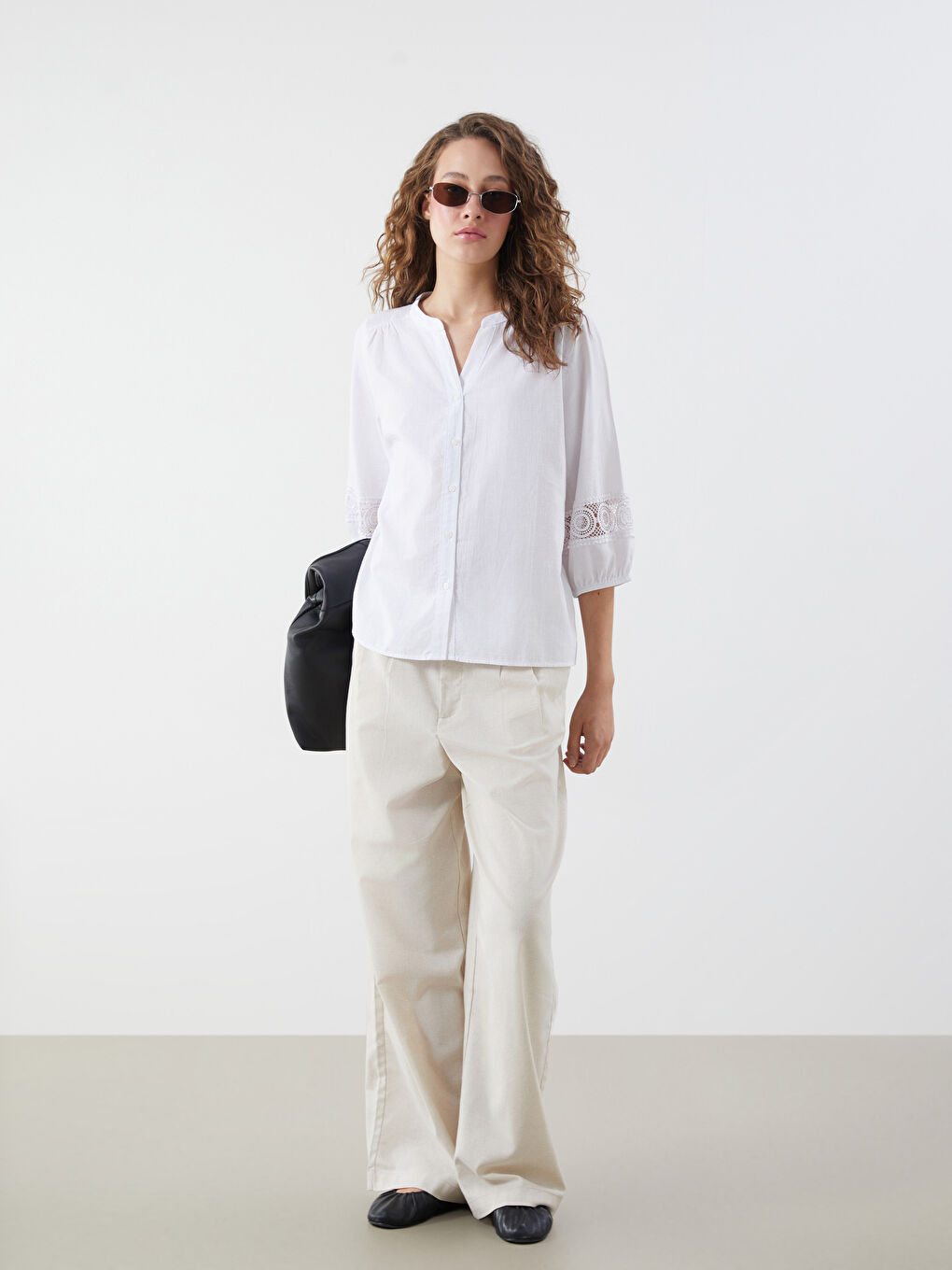 Beyaz Kaçık Yaka Kroşe Detaylı Bluz-1