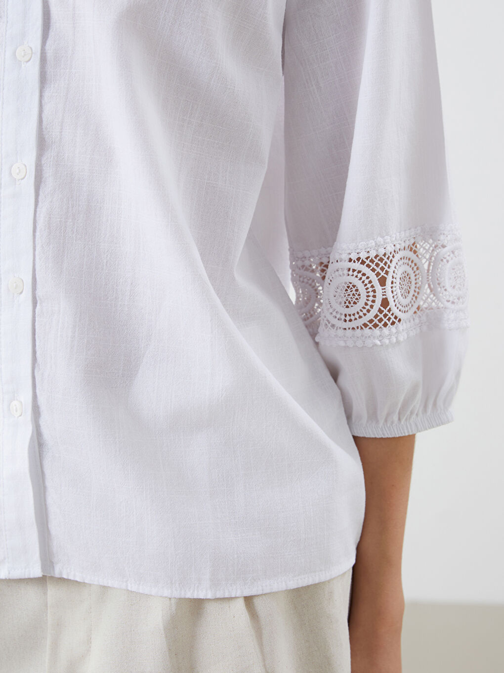 Beyaz Kaçık Yaka Kroşe Detaylı Bluz-2