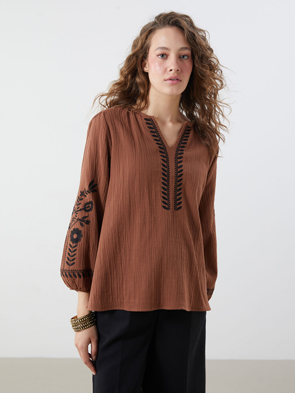 Kahverengi Kaçık Yaka Nakışlı Oversize Kadın Bluz