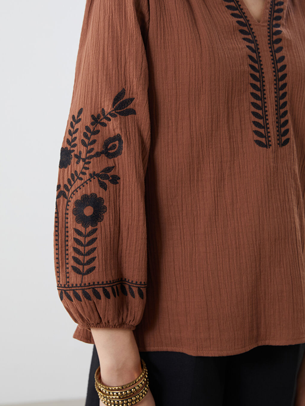 Kahverengi Kaçık Yaka Nakışlı Oversize Kadın Bluz-2