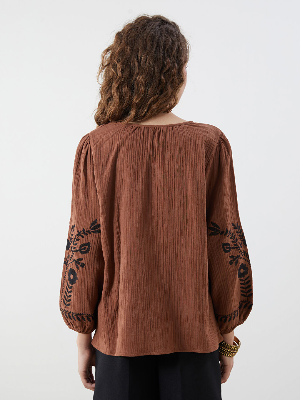 Kahverengi Kaçık Yaka Nakışlı Oversize Kadın Bluz-3