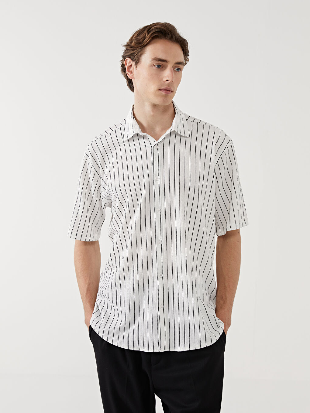 Сорочка для чоловіків зі звичайним кроєм, коротким рукавом і смугастим принтом
