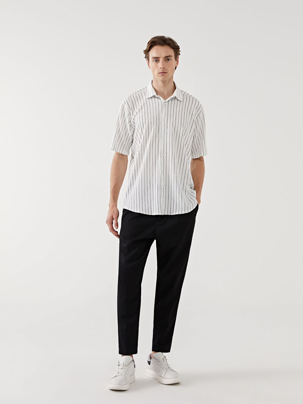 Сорочка для чоловіків зі звичайним кроєм, коротким рукавом і смугастим принтом-1