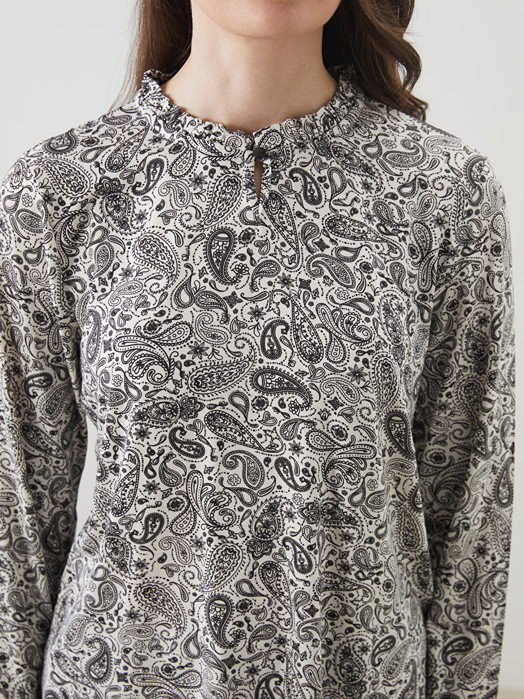 Ekru Dik Yaka Desenli Kadın Bluz-2