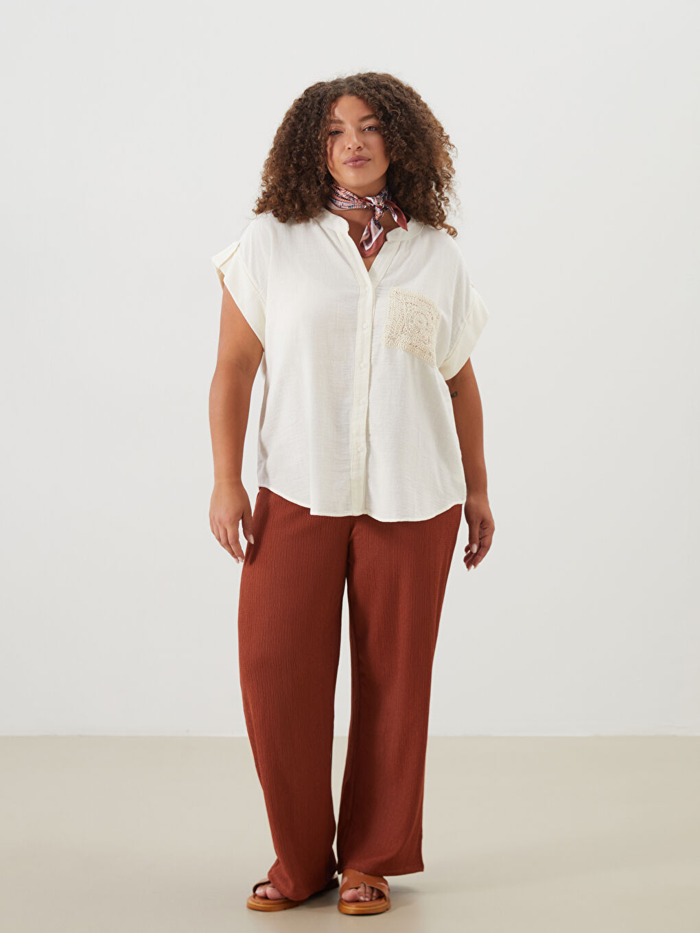 Ekru Kaçık Yaka Kroşe Detaylı Kadın Gömlek-1