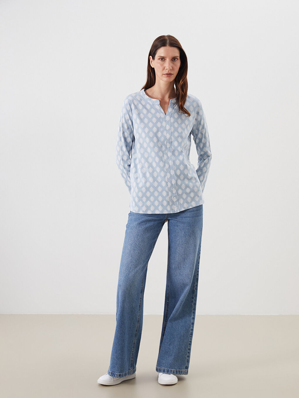 بلوزة بنقشة وياقة بشق-1