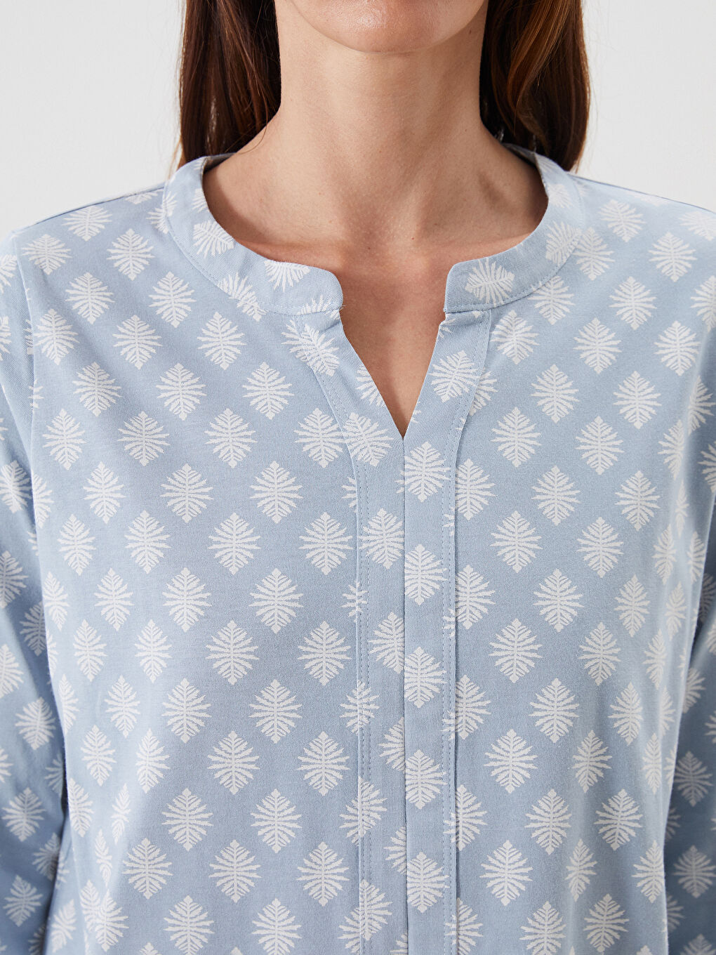 بلوزة بنقشة وياقة بشق-2