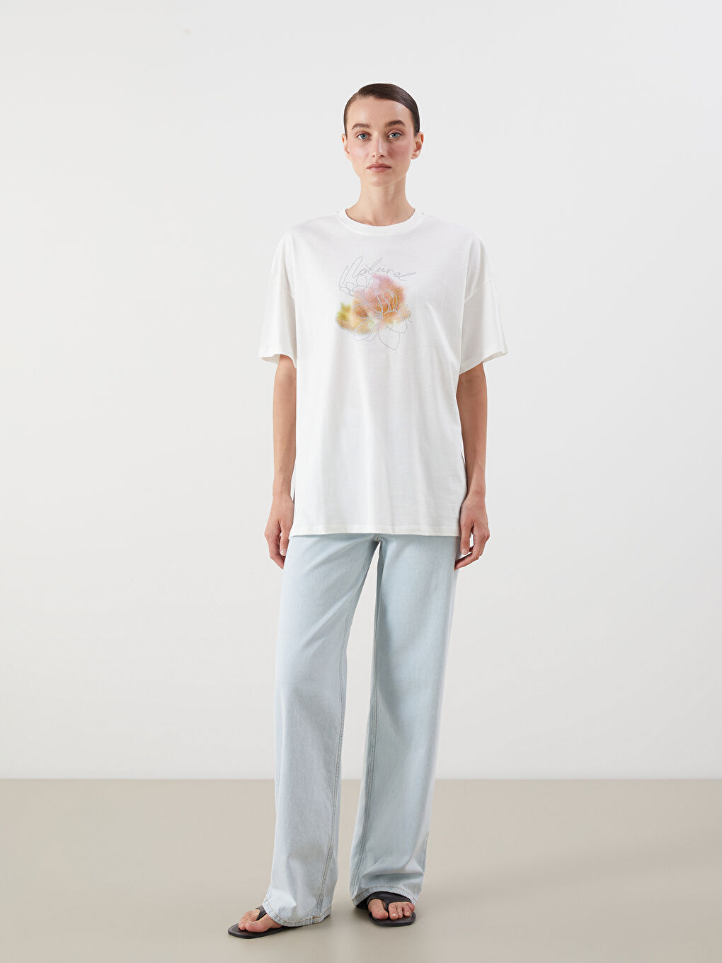 تيشيرت نسائي واسع مطبوع بياقة دائرية-1