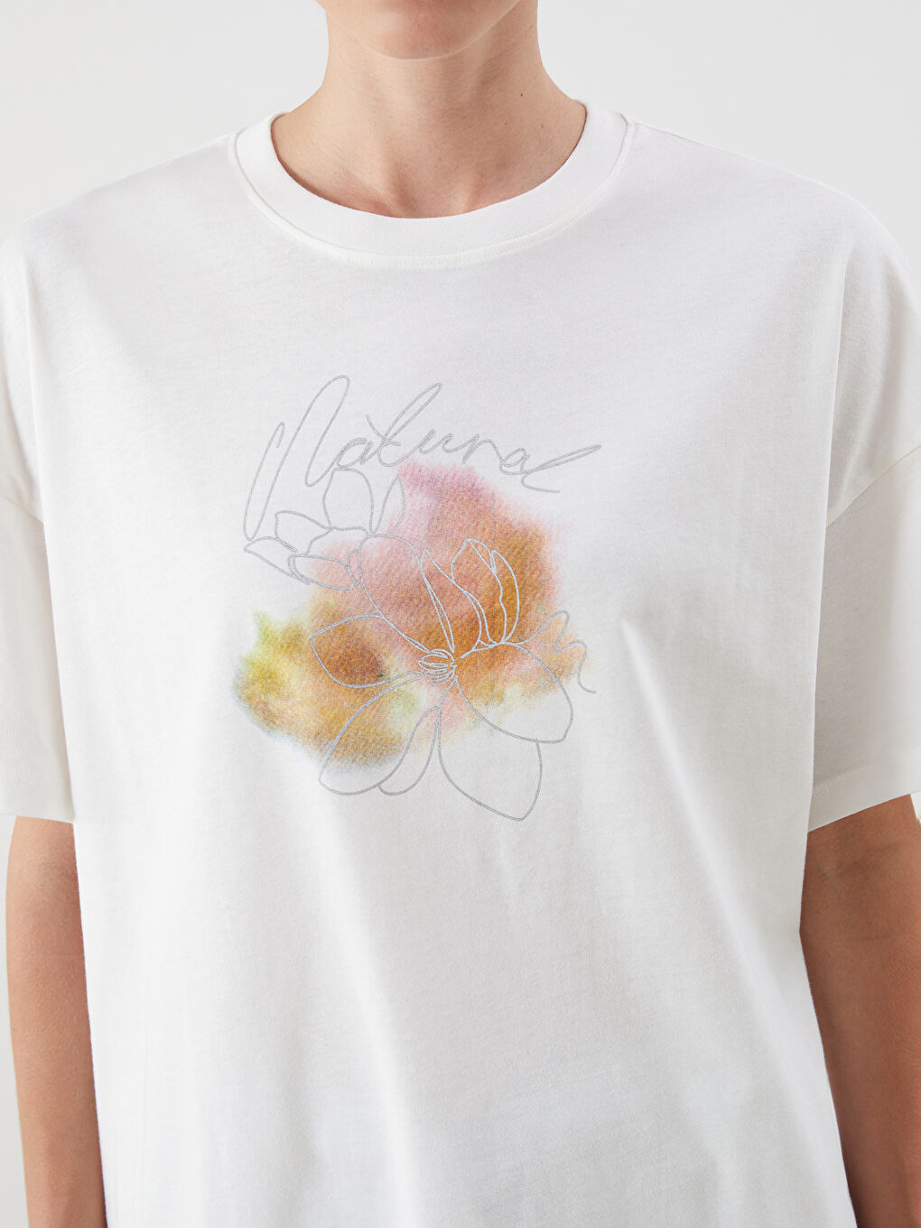 تيشيرت نسائي واسع مطبوع بياقة دائرية-2