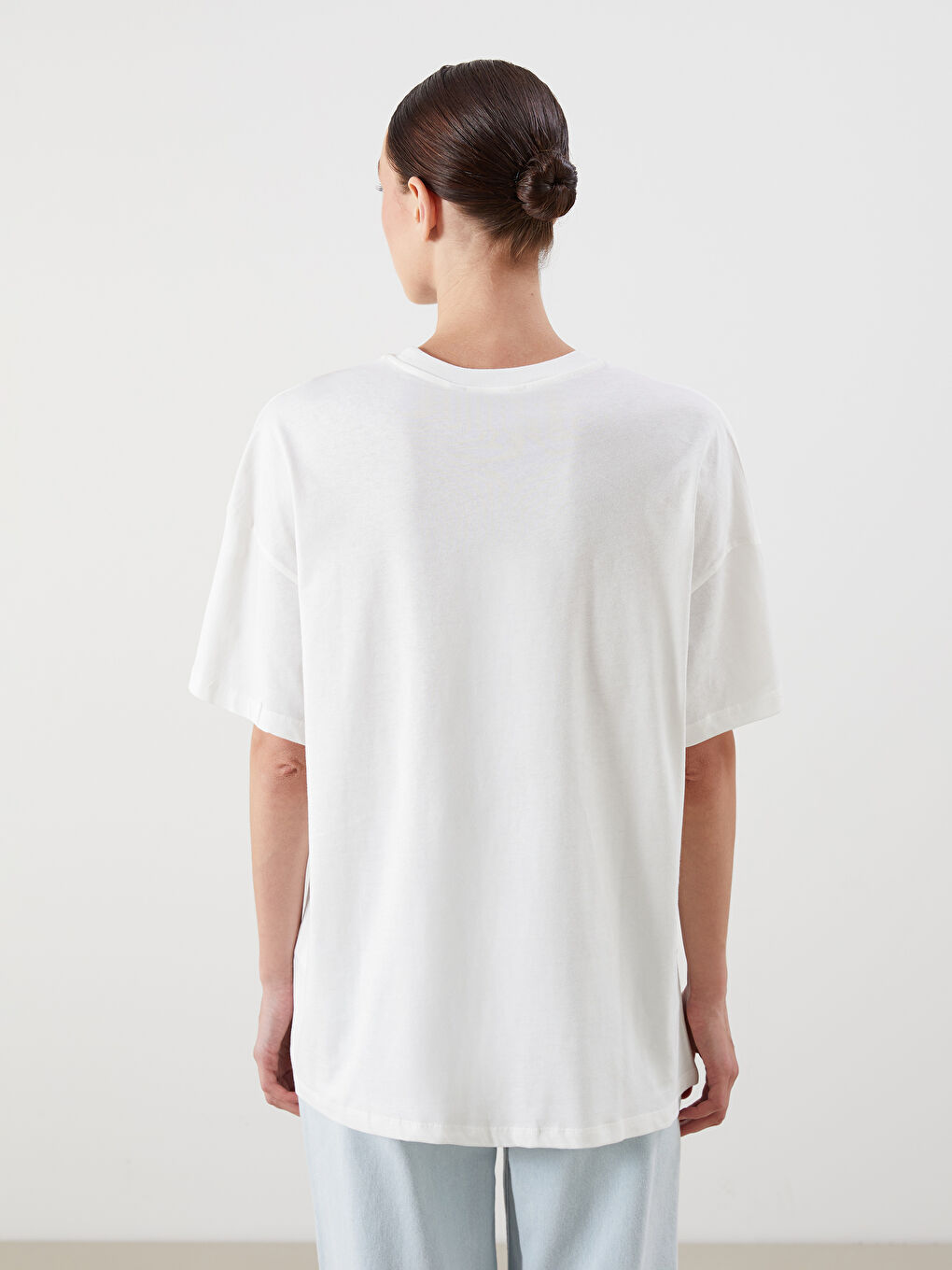 تيشيرت نسائي واسع مطبوع بياقة دائرية-3