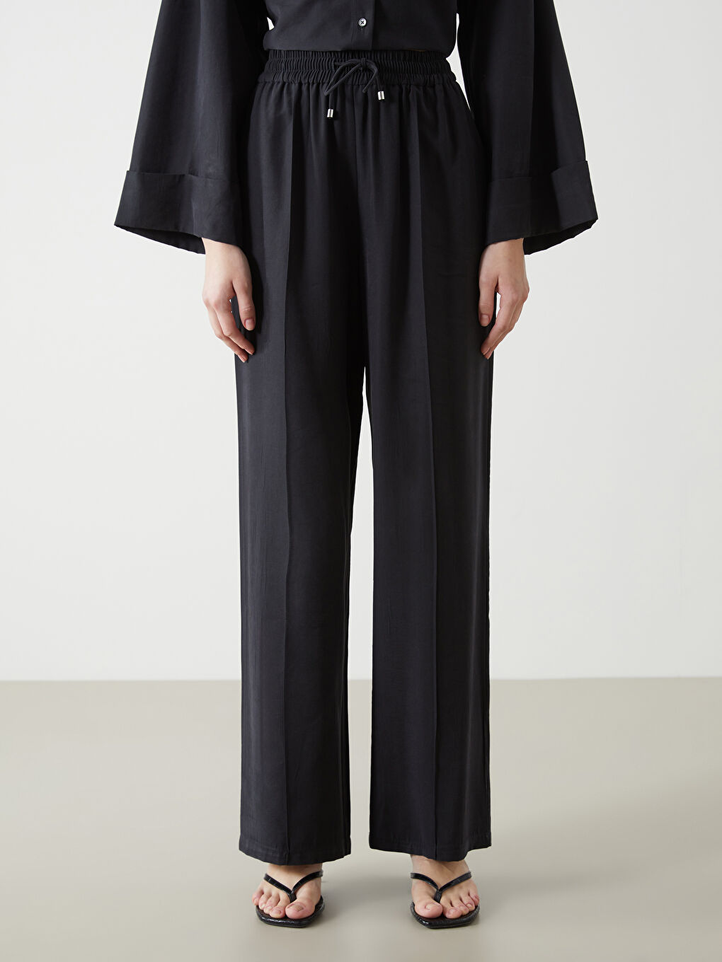 Siyah Beli Lastikli Düz Geniş Paça Kadın Pantolon-1