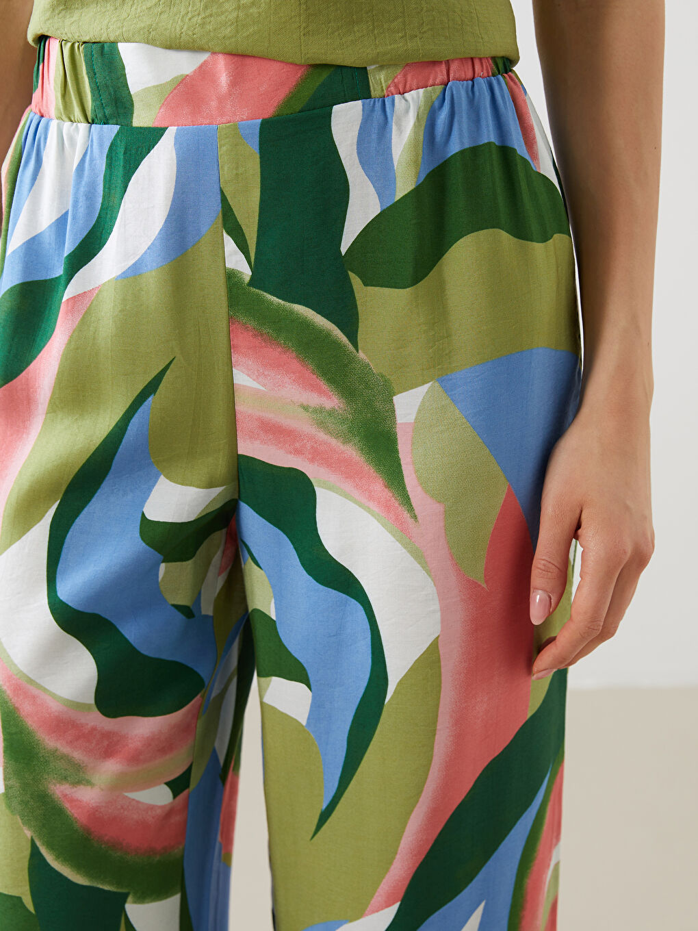 بنطلون واسع الأرجل بنقشة وخصر مرن للسيدات-2