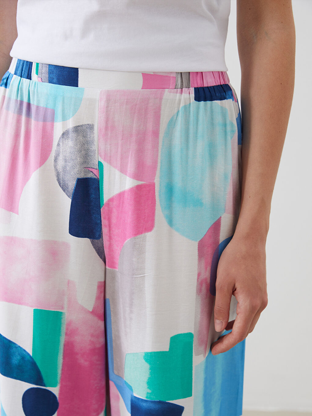 بنطلون واسع الأرجل بنقشة وخصر مرن للسيدات-2