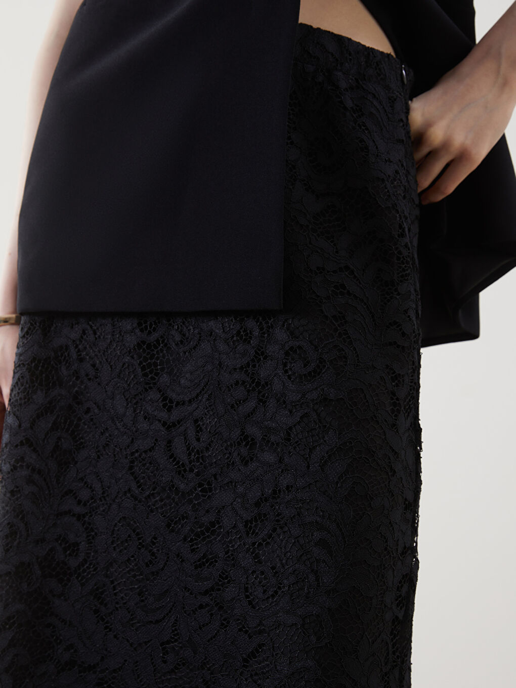 Siyah Beli Fermuarlı Kendinden Desenli Brode Kalem Etek-4