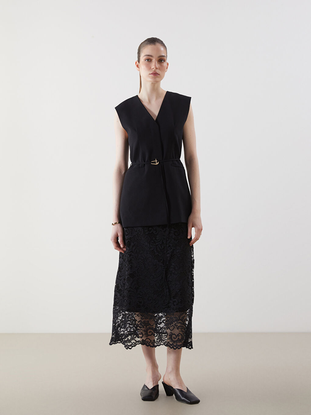 Siyah Beli Fermuarlı Kendinden Desenli Brode Kalem Etek-5