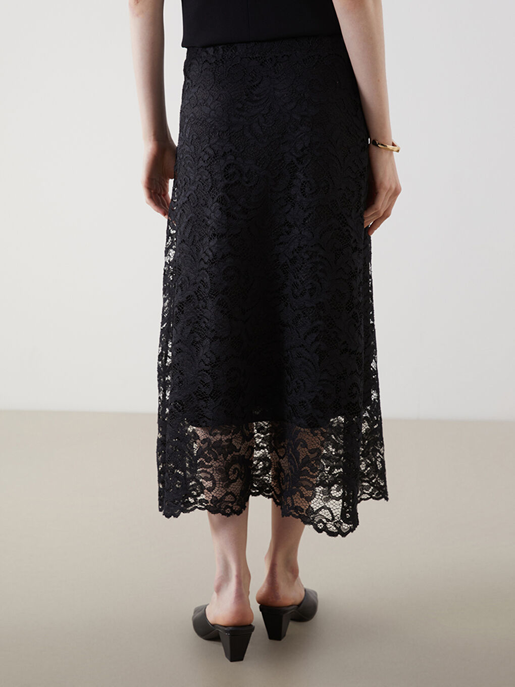 Siyah Beli Fermuarlı Kendinden Desenli Brode Kalem Etek-6