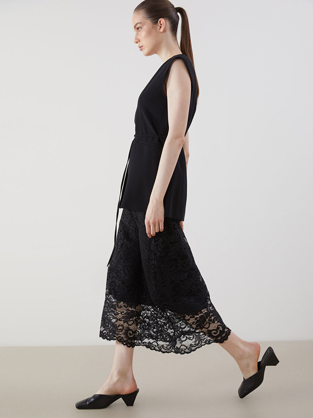 Siyah Beli Fermuarlı Kendinden Desenli Brode Kalem Etek